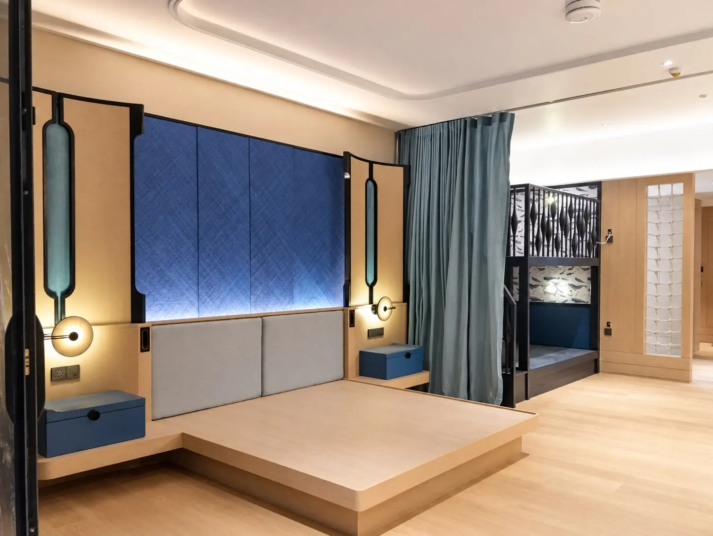 INTERCONTINENTAL YAO YAI RESORT — ห้องนอนและผนังหัวเตียง